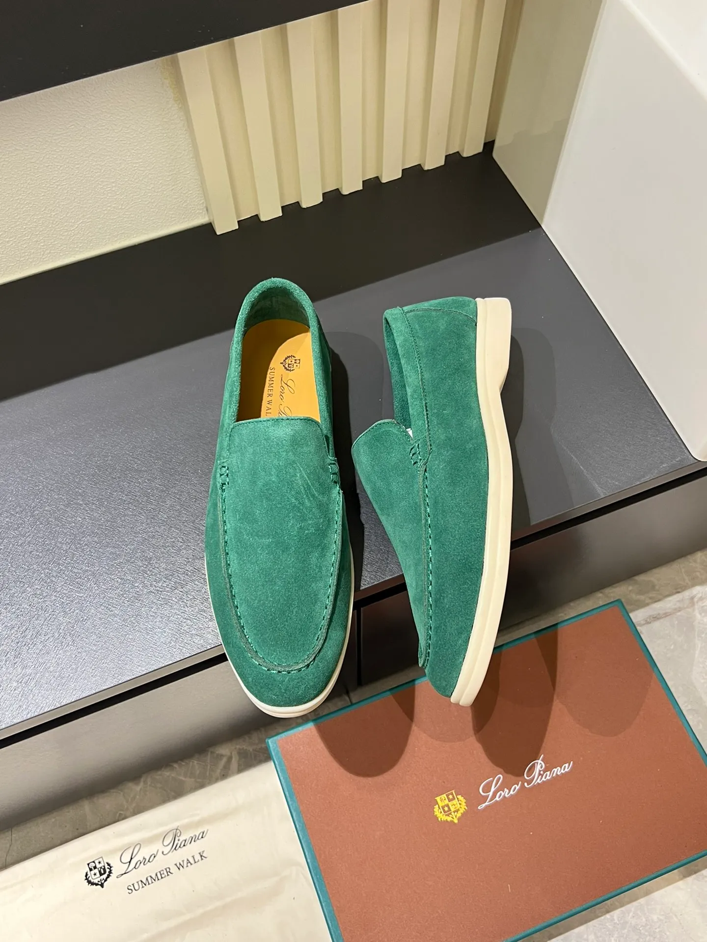 Men's shoes 💰p360 "Loro men's shoes 💰pian'*" Classic L men's shoes for couples 💰p Top version British flat loafers, a must-have item in old money style, the minimalist design is eye-catching and durable, a plus point for dressing The soft foot feel and texture are outstanding. They don’t scratch your feet and are very nice. They are matched with soft and waxy soles. They can be worn daily for a long time without getting tired. They are easy to wear, versatile and classic items, with perfect foot feel and texture! Imported cashmere fabric, the lining is made of imported A-grade water-dyed cow lining, the top version of the genuine leather midsole is sewn with pure handmade mark thread! Size: Female 35-40 (34. Customized) Male 38-44 (45.46. Customized)